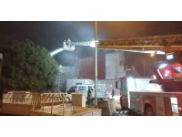 Oto tamir atölyesinde çıkan yangını itfaiye ekipleri söndürdü