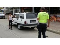 Kamyonetten düşen çocuk minibüsün altında kalmaktan son anda kurtuldu