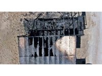 Antalya’da denize sıfır çardaklarda yangın: 2 çardak kül oldu