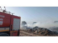 Kumlu’da çöp yangını kepçe yardımıyla söndürüldü