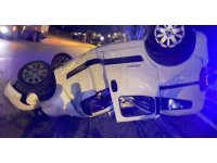 Serik’te refüje çarpan ticari araç takla attı: 1 yaralı