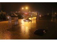 Hatay’da caddeler göle döndü, araçlar suya gömüldü