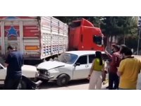 Freni tutmayan tır, çocuk parkı önündeki araçlara çarparak durabildi