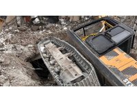 Yıkım yapan iş makinası devrildi: 1 yaralı