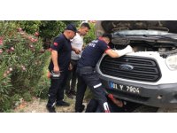 Kozan’da aracın motoruna giren kediyi CANKUR ekipleri kurtardı