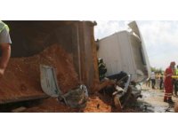 Devrilen hafriyat kamyonu otomobili ezdi: 3 yaralı