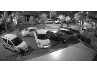 Park halindeki araçlara çarpıp hiçbir şey olmamış gibi yoluna devam etti