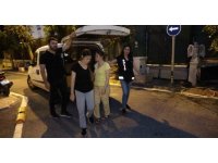 Hırsızlık için girdikleri evde ev sahibiyle karşılaştılar, çığlık çığlığa kaçtılar