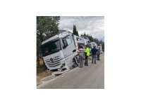 Burdur’da araba yüklü tır şarampole dalarak toprak zemine saplandı