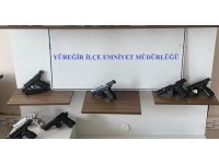 Yüreğir polisi 13 ruhsatsız silah ele geçirirken 102 suçluyu da yakaladı