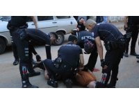 Polis ekiplerine bıçakla saldıran şahıs bacağından vurularak etkisiz hale getirildi