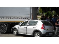 Caddeye park edilen tıra otomobil çarptı, sıkışan sürücüyü itfaiye kurtardı