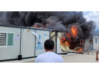 Osmaniye Valisi, alevlere teslim olan konteyner kentte incelemelerde bulundu