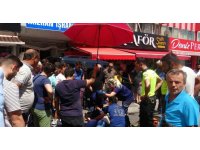 Midibüsün çarptığı yaralıyı güneşten şemsiye ile korudular