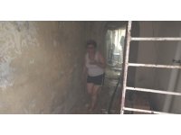 Yangından eşyalarını korumak isterken dumandan etkilendi