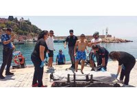 Balık tutarken kayalıklardan düşen genci deniz polisi kurtardı