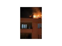 Apartmanın çatı katında çıkan yangın korkuttu