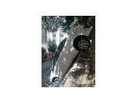 Otomobil site bahçesine girip dik kaldı