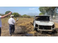 Saman balyaları yüklü kamyonette çıkan yangın, meyve bahçelerine zarar verdi