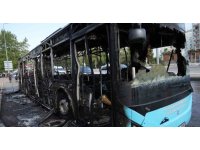 Antalya’da yanan halk otobüsünden geriye hurda yığını kaldı