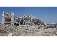 Deprem etkisi yapan 10 katlı binanın yıkılma anı kamerada