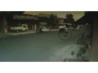 Otomobile ok gibi saplanan motosikletin sürücüsünün havaya uçtuğu feci kaza kamerada