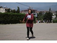 Deprem bölgesinde 40 derece sıcakta YKS heyecanı, sınava geç kalanlar koşu maratonunda ter döktü