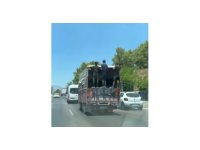 Antalya’da kamyonet kasasında tehlikeli yolculuk kamerada