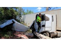 Kontrolden çıkan tır, çam ağacına ve depoya çarparak durabildi: 1 yaralı