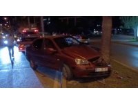 Palmiye ağacına çarpan 80 yaşındaki sürücü yaralandı