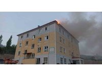 Okulun çatısında yangın