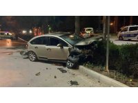 Otomobil park halindeki araçlara ve refüjdeki ağaca çarptı: 2 yaralı