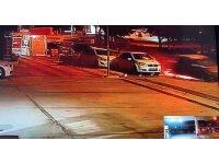 Burdur’da otomobilin park halindeki araçlara ve refüjdeki ağaca çarptığı anların görüntüsü ortaya çıktı