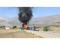 Kahramanmaraş’ın Afşin ilçesinde seyir halindeki kepçe yandı