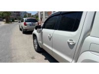 Seyir halindeki motosikletle park halindeki araçların aynası tekmeleyip kırdılar