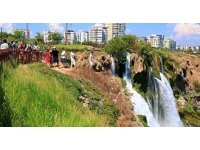 Düden Şelalesi’ne tatilci akını