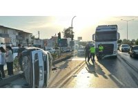 Kırmızı ışıkta duramayan kamyon, çarptığı otomobile takla attırdı: 2 yaralı
