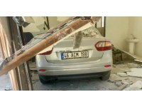 Kahramanmaraş’ta otomobil iş yerine daldı