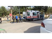 16 yaşındaki ehliyetsiz sürücünün kullandığı motosiklet ticari araçla çarpıştı: 1 yaralı