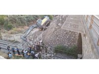 Hatay’da toprak altında kalan iş makinası operatörü kurtarıldı
