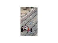Tramvay yolunda kadınların saç saça baş başa kavgası kamerada