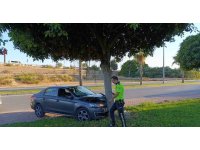 Virajı alamayan otomobil ağaca çarptı