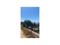 Kontrolden çıkan otomobil evin çatısı ve istinat duvarı arasına sıkıştı: 3 yaralı