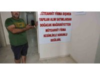 Dolandırıldığını öne süren müteahhit önce dairenin kapısını betonla kapattı, sonra ’afişli’ tepki gösterdi