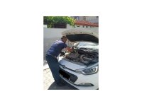 Araç motoruna sıkışan kediyi itfaiye kurtardı