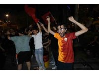 Adanalılar ’bozkurt selamı’ ile maçı izledi