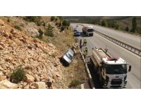 Burdur-Antalya yolunda kaza: Kontrolden çıkan otomobil bariyeri aşıp kayalıklara çarptı