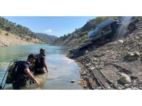 El freni çekilmeyen park halindeki otomobil baraj gölüne düştü