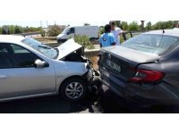 İki otomobilin çarpıştığı kazada şans eseri kimsenin burnu kanamadı