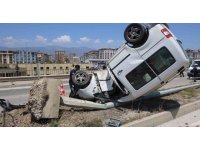 Aydınlatma direğine çarpan araç ters döndü